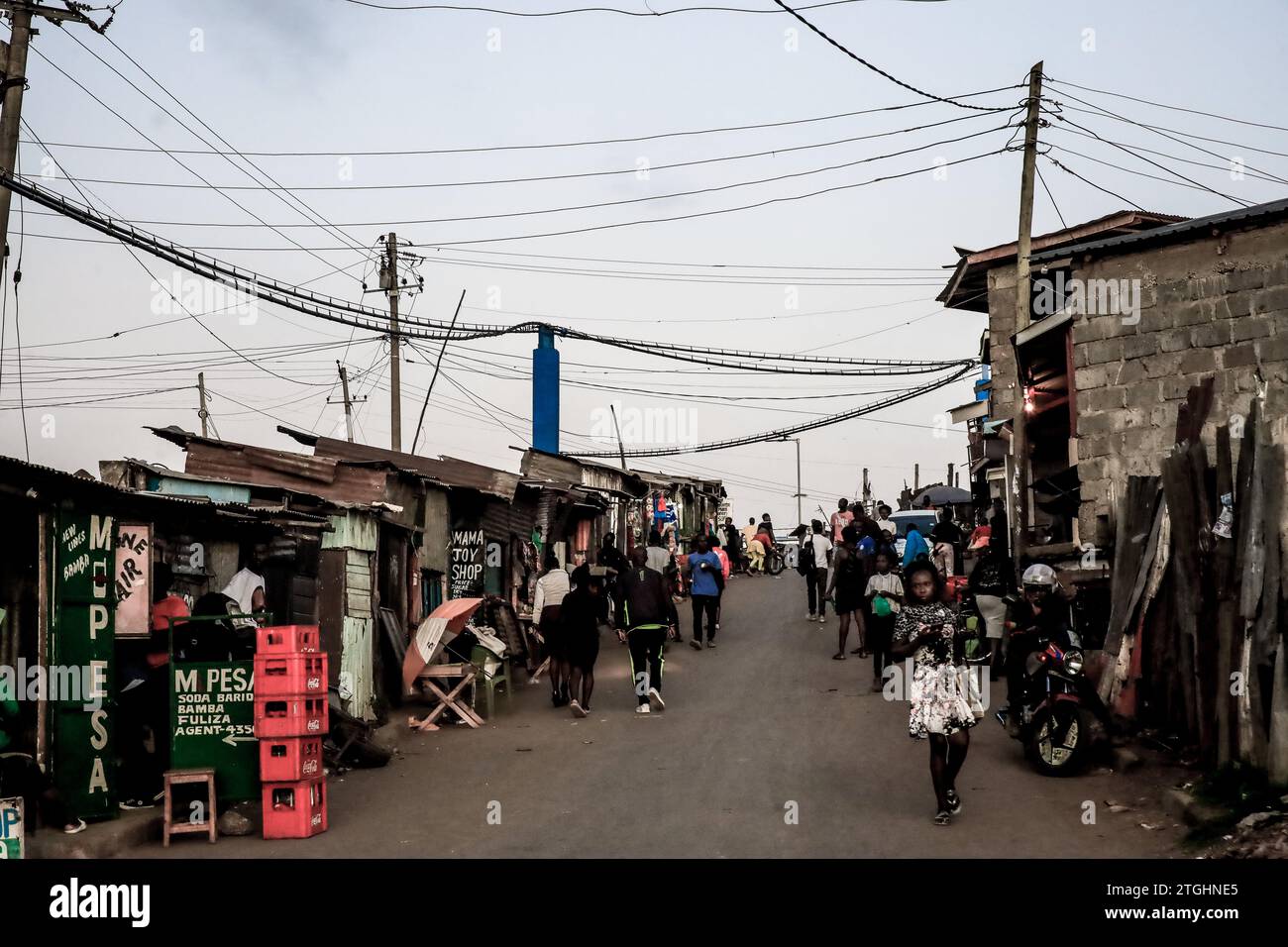 NAIROBI, Afrika. Dezember 2023. Fußgänger gehen an den geschäftigen Straßen in Kibera Slum, Nairobi vorbei. Ein Blick auf den Alltag in Kibera, dem derzeit größten Slum Afrikas, und die täglichen Geschäftsaktivitäten der Einwohner. (Kreditbild: © Donwilson Odhiambo/ZUMA Press Wire) NUR REDAKTIONELLE VERWENDUNG! Nicht für kommerzielle ZWECKE! Stockfoto