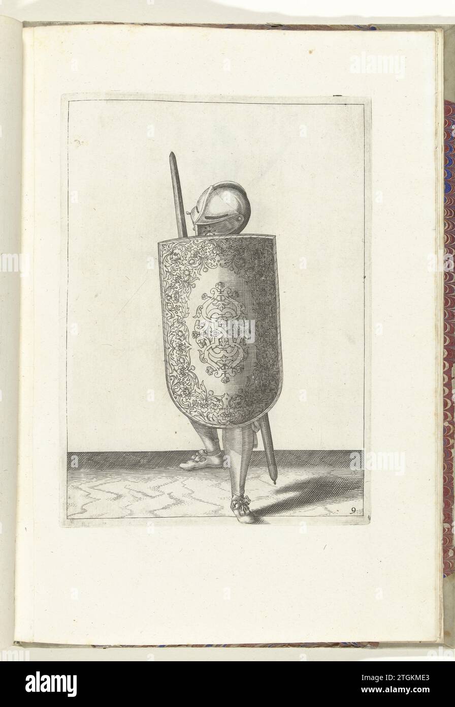 Die Übung mit dem Targe und dem Rapier: Wie sich der Soldat mit dem Targe verteidigen muss, das auf dem linken Knie und der linken Schulter ruht, der gezogene Greifer in der Hand, von vorne gesehen, (Nr. 9), 1618, 1616 - 1618 die Übung mit dem Targe und dem Rapier: wie sich der Soldat mit dem Targe gegen das linke Knie und die linke Schulter verteidigen muss, der gezogene Rapier in der Hand, von vorne gesehen, 1618. Ein Teil der Illustrationen in: Adam van Breen, der nassausche Wapen-Handling: Kurze Erziehung über die Figuerlijcke AFFIEFENTH OWRENT GHEBRUYCK VAN AL TGHENE A Soldaet Noodigh ist in der Aktion Stockfoto