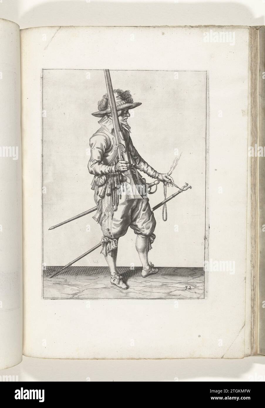 Soldat, der seine Muskete mit der rechten Hand aufrecht hält (Nr. 32), ca. 1600, 1597 - 1607 Ein Soldat, rechts, der mit der rechten Hand eine Muskete (eine bestimmte Art von Schusswaffe) hält, die den Kurs nach oben zeigt, bevor er die Waffe auf die linke Schulter legt (Nr. 32), ca. 1600. Links ein brennender Docht; links eine Furmeric (Muskettengabel). Platte 32 in der Anleitung zur Handhabung der Muskete: Corte Initiation auf dem Figuerliicke-Bild, so sehr auf dem rechten Ghebruyck Vant Musquet. Teil der Illustrationen in: J. de Gheyn, Waffenhandel von Roers Musquetten and Spiessen, The H Stockfoto