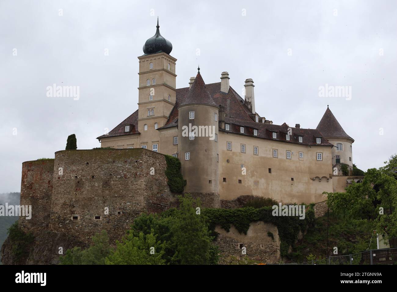 SHONBUHEL AN DER DONAU, ÖSTERREICH - 12. MAI 2019: Dies ist das Schloss Schönbühel aus dem 12. Jahrhundert, das Mitte des 19. Jahrhunderts restauriert und umgebaut wurde. Stockfoto