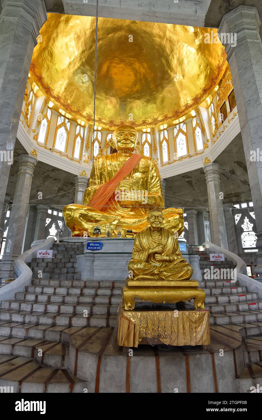 Sikhio, Thailand - 4. Juni 2019: Berühmte Mönchsstatue mit goldener Abdeckung und dem Namen „Somdet Phra Buddhacharn“ oder Thai-Volk nennen „Luang Phor Toh“ in Wat Stockfoto