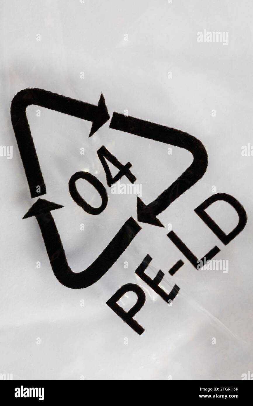 PE-LD-Recycling-Logo-Symbol PE-LD Polyethylen niedriger Dichte 4-Stempel auf Plastikpolsterfolie Stockfoto