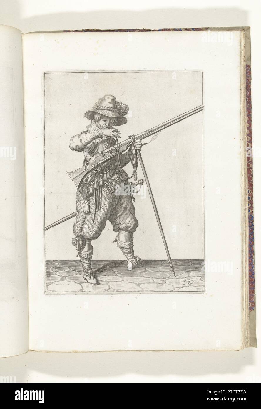 Wachsoldat mit einer Muskete, die seinen Docht in den Mund bringt, um ihn sauber zu blasen (Nr. 40), ca. 1600, 1608 Ein Wachsoldat, rechts, rechts, der mit seiner linken Hand eine Muskete (eine bestimmte Art von Schusswaffe) an der Gabel der Furket (Muskettengabel) hält, auf der die Schlinge (Nr. 40) aufliegt, ca. 1600. Mit seiner rechten Hand bringt er einen brennenden Docht in den Mund, um ihn sauber zu blasen. Platte 40 in der Anleitung zur Handhabung der Muskete: Corte Initiation auf dem Figuerlicke-Bild, so sehr auf dem rechten Ghebruyck van Musquet. Teil der Illustrationen in: J. de Gheyn, Waffenhandel von Roers Mus Stockfoto