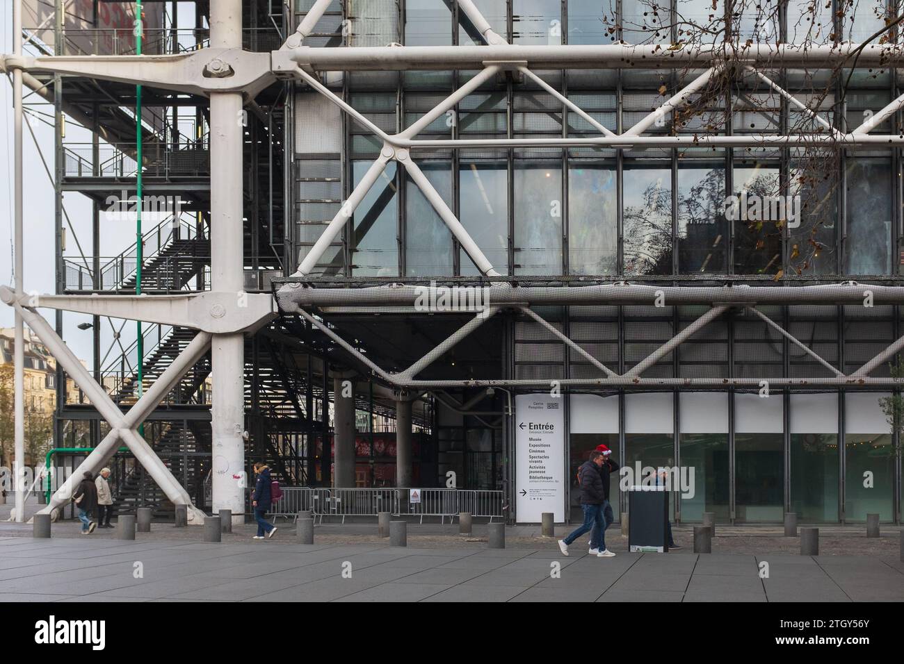 Paris, Frankreich, 2023. Place Igor Strawinsky, Leute, die an den weißen Stahlrohren des Centre Georges Pompidou (CNAC) aus dem Jahr 1977 spazieren Stockfoto