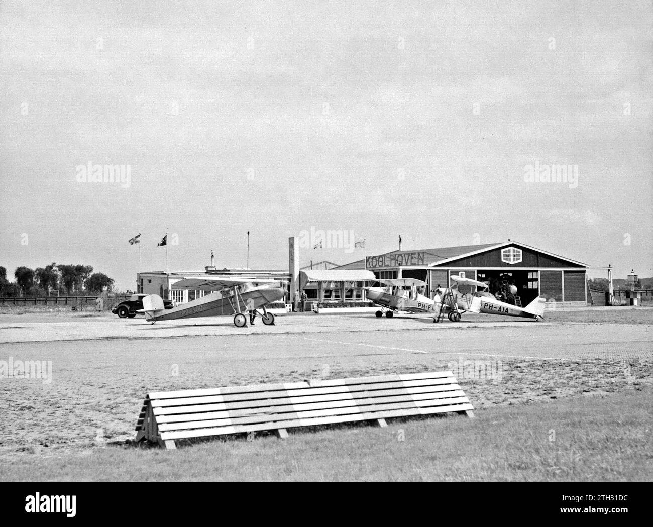 Der Flughafen Rotterdam Waalhaven mit dem Clubhaus der Niederländischen Luftfahrtschule neben der Flugzeugfabrik Koolhoven. Von links nach rechts: Ein Koolhoven FK-41 (PH-AJN), ein Koolhoven FK-46 (PH-FKB) und ein Pander EF-85 (PH-AIA) ca. 1935 Stockfoto