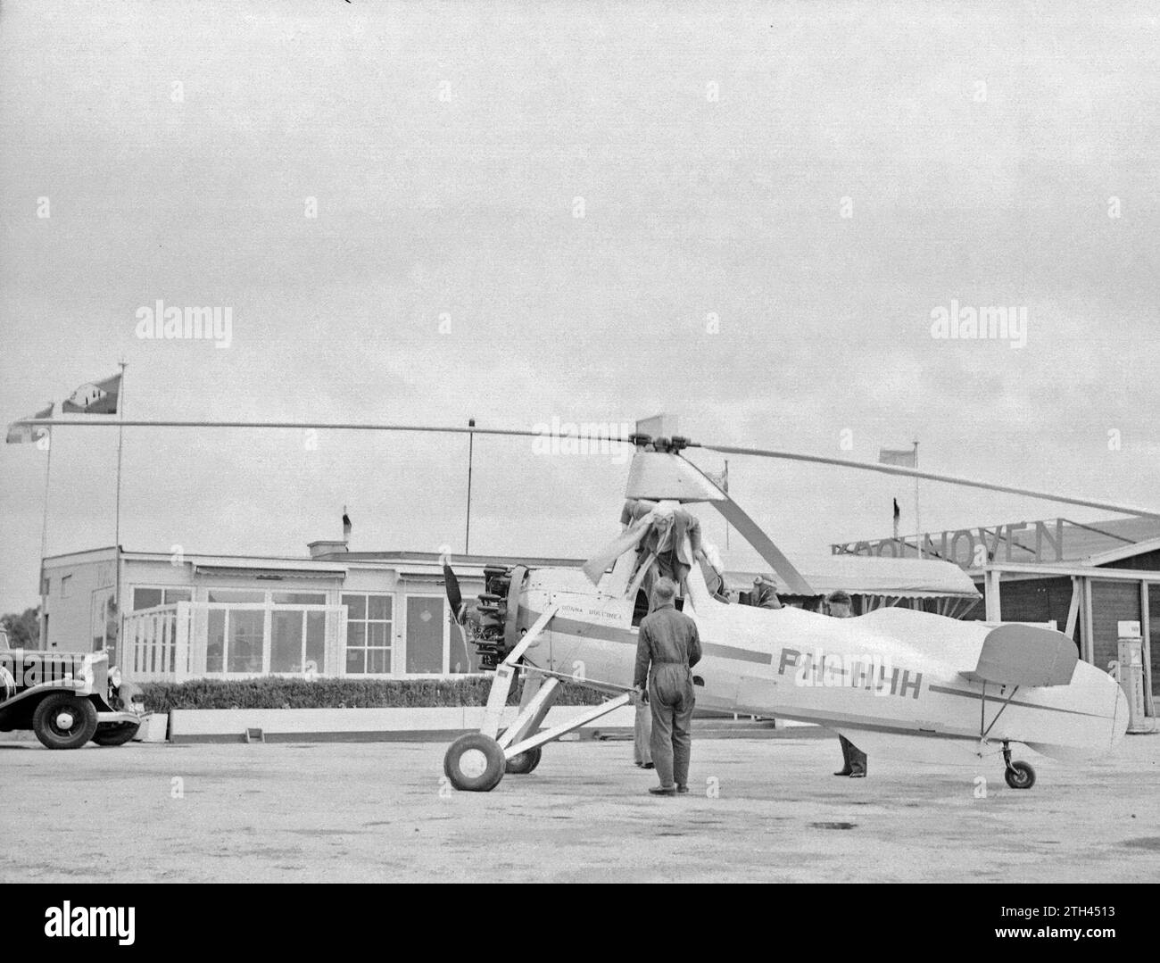 Die Cierva autogiro PH-HHH (Donna Dulcinea) der Niederlande Aviation School in Rotterdam Waalhaven ist startbereit, der Ausbilder nimmt seinen Platz, zwei Mechaniker beobachten ca. 1935 Stockfoto