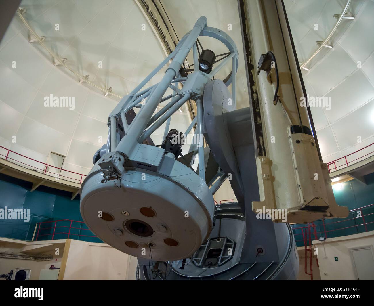 Nauchniy, Krim - 18. September 2021: Stein-Reflektorteleskop (ZTSh). Das Astrophysikalische Observatorium Von Krim. Wissenschaftliches Dorf, Krim Stockfoto