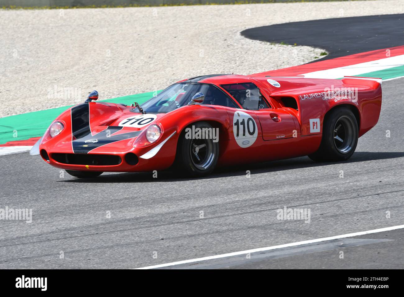 Scarperia, 2. April 2023: Lola T70 Mk III B Jahr 1967 in Aktion während der Mugello Classic 2023 auf dem Mugello Circuit in Italien. Stockfoto