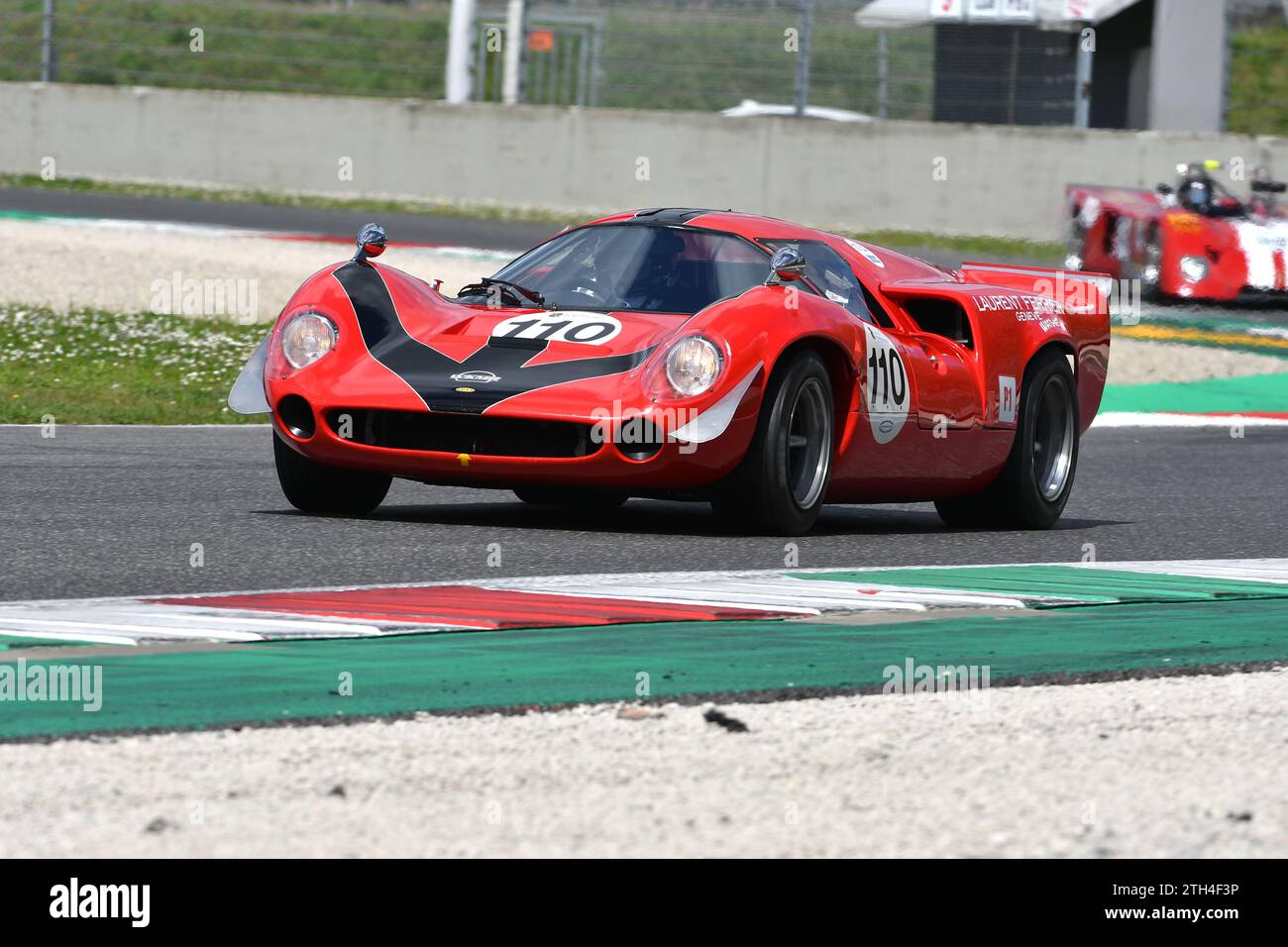 Scarperia, 2. April 2023: Lola T70 Mk III B Jahr 1967 in Aktion während der Mugello Classic 2023 auf dem Mugello Circuit in Italien. Stockfoto