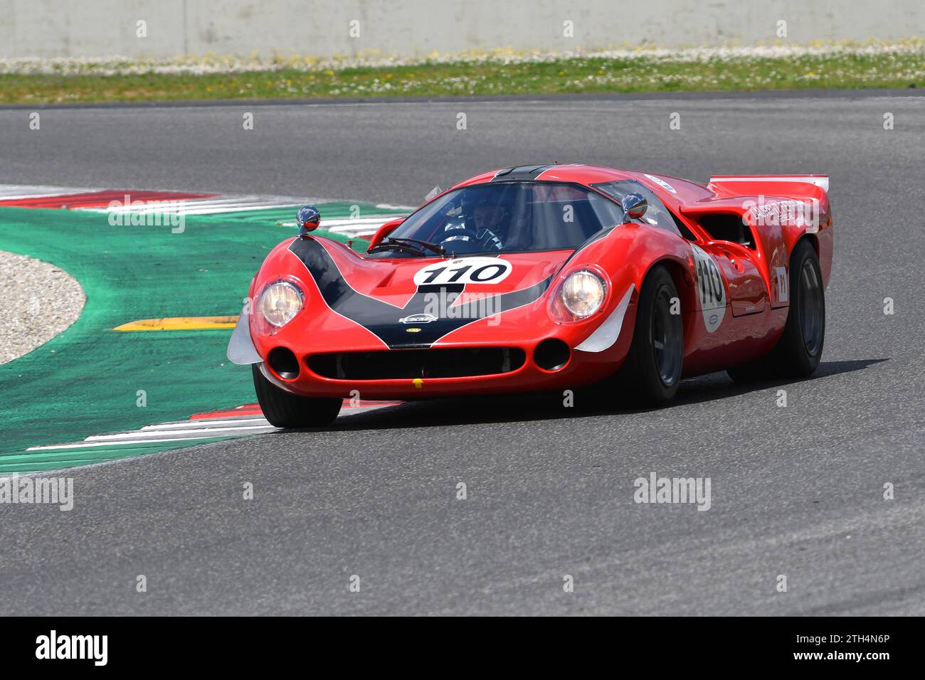 Scarperia, 2. April 2023: Lola T70 Mk III B Jahr 1967 in Aktion während der Mugello Classic 2023 auf dem Mugello Circuit in Italien. Stockfoto