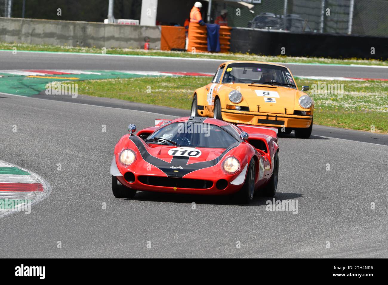 Scarperia, 2. April 2023: Lola T70 Mk III B Jahr 1967 in Aktion während der Mugello Classic 2023 auf dem Mugello Circuit in Italien. Stockfoto