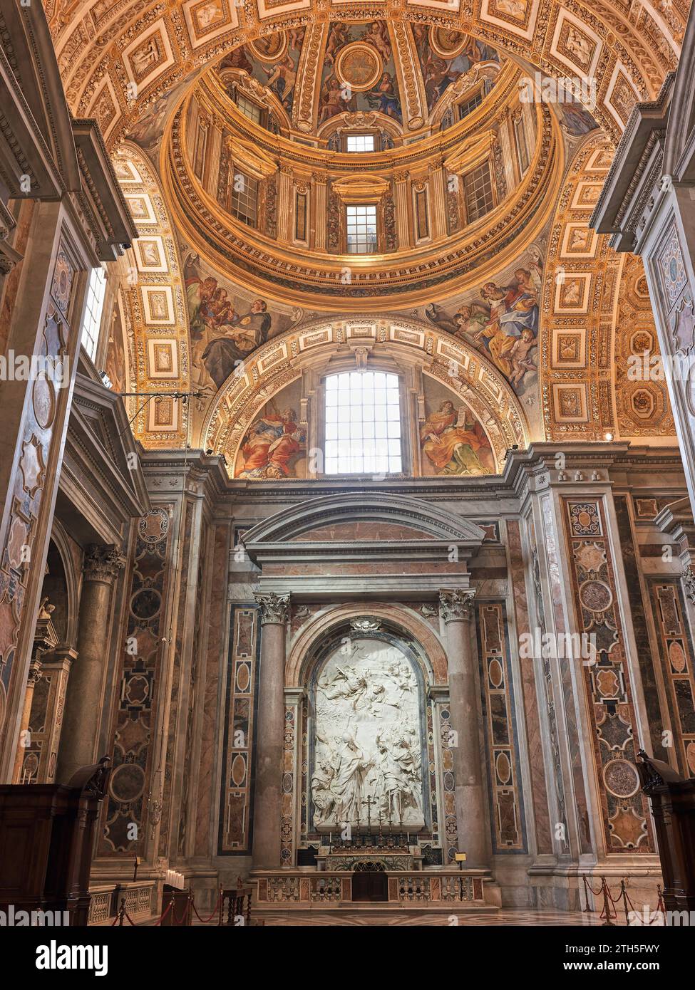 Mosaikabbildungen auf der Unterseite einer Kuppel in der Basilika St. Peter, Vatikan, Rom, Italien. Stockfoto