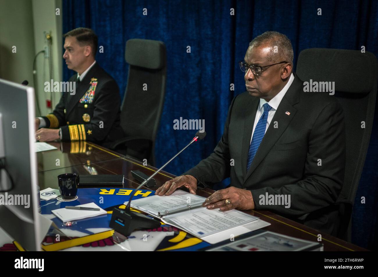 Manama, Bahrain. Dezember 2023. US-Verteidigungsminister Lloyd Austin, rechts, und Vize-ADM Brad Cooper, Kommandeur des Zentralkommandos der U.S. Naval Forces, links, nehmen an einem Virtual Red Sea Security Summit bei der Naval Support Activity am 19. Dezember 2023 in Manama, Bahrain, Teil. Quelle: Chad McNeeley/DOD Photo/Alamy Live News Stockfoto