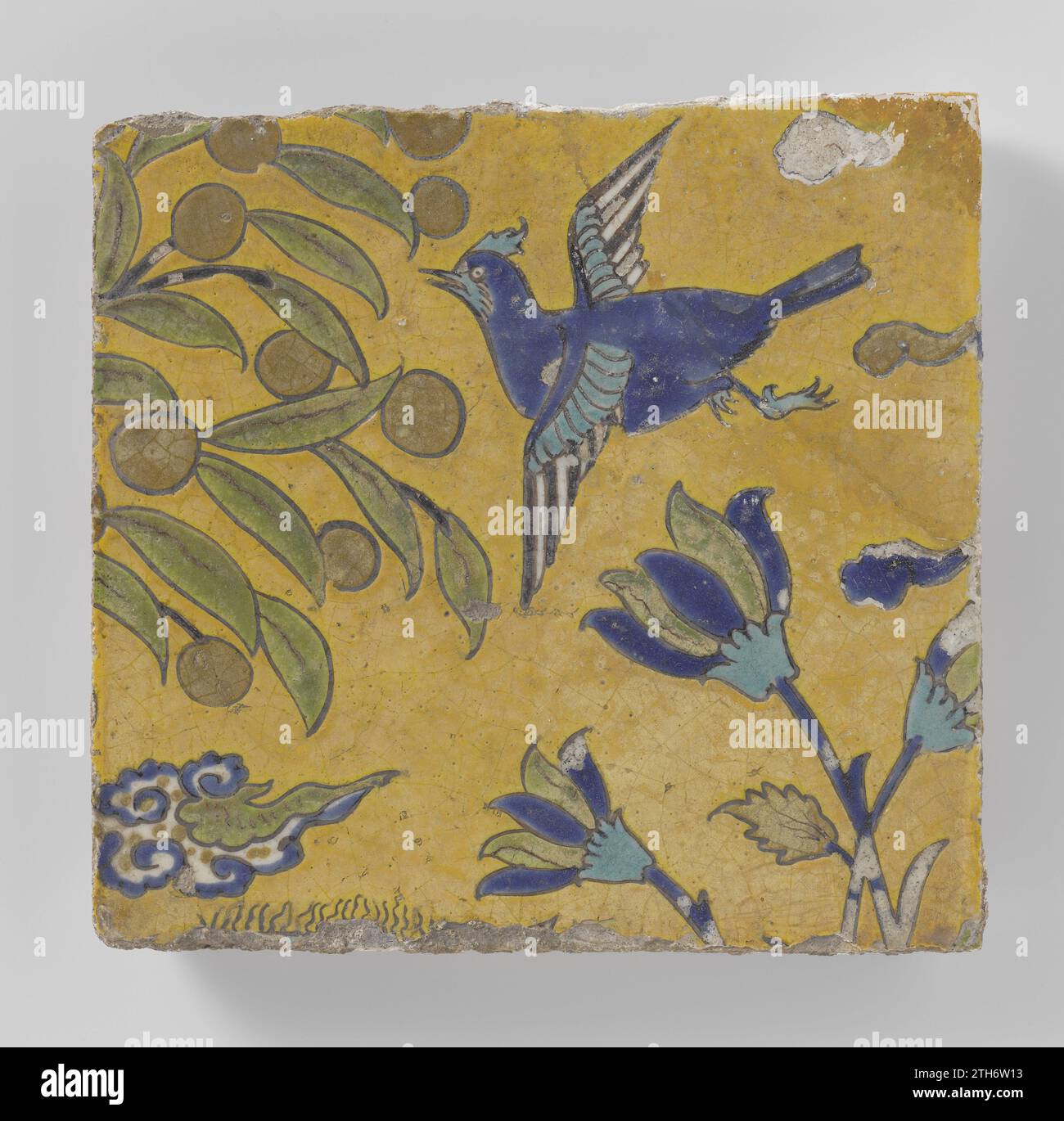 Fliese mit fliegendem Vogel und Blumen, anonym, ca. 1600 - ca. 1699 Fliese aus Quarzfritry mit fliegendem Vogel, Blumen und einer chinesischen Wolke in blauen, weißen, schwarzen, grünen und türkisfarbenen Lasuren auf gelbem Hintergrund. Iran Steingut. Bleiglasur Malerei / Glasur Fliese aus Quarzfritry dekoriert mit fliegendem Vogel, Blumen und einer chinesischen Wolke in blauen, weißen, schwarzen, grünen und türkisfarbenen Glasuren auf gelbem Hintergrund. Iran Steingut. Bleiglasur Malerei / Verglasung Stockfoto