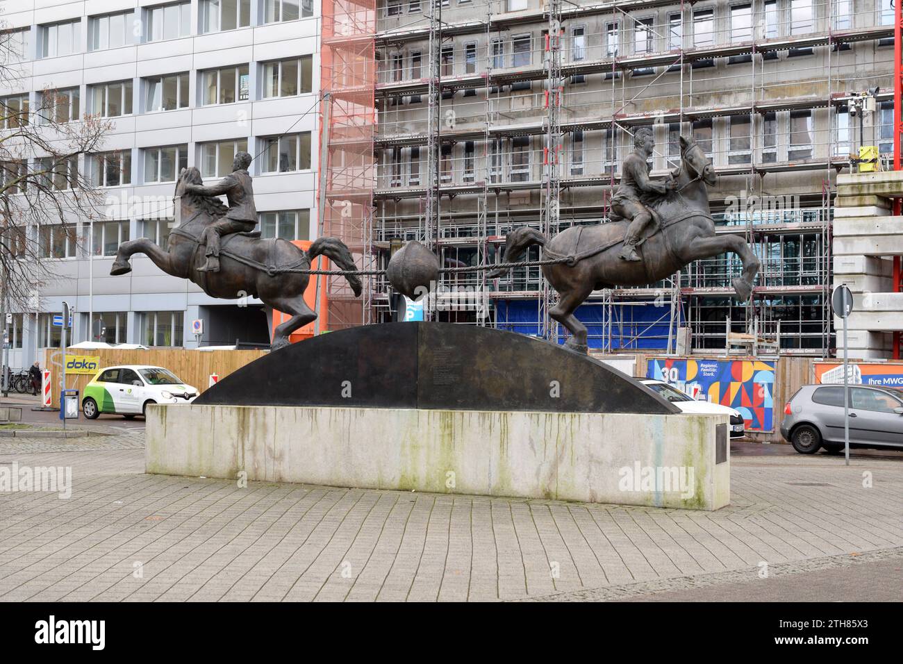 12.12.2023 Magdeburg Deutschland/Sachsen Anhalt/Landeshauptstadt Magdeburg/breiter Weg/Ratswaageplatz/Skulptur/Großplastik von Thomas Virnich/die Magdeburger Halbkugeln/dargestellt wird der Halbkugelversuch/ Vakuum/ ***Nutzung nur redaktionell*** *** 12 12 2023 Magdeburg Deutschland Sachsen-Anhalt Landeshauptstadt Magdeburg breiter Weg Ratswaageplatz Skulptur große Skulptur von Thomas Virnich die Magdeburger Hemisphären, die das Hemisphären-Experiment-Vakuum darstellen, werden nur für redaktionelle Zwecke verwendet Stockfoto