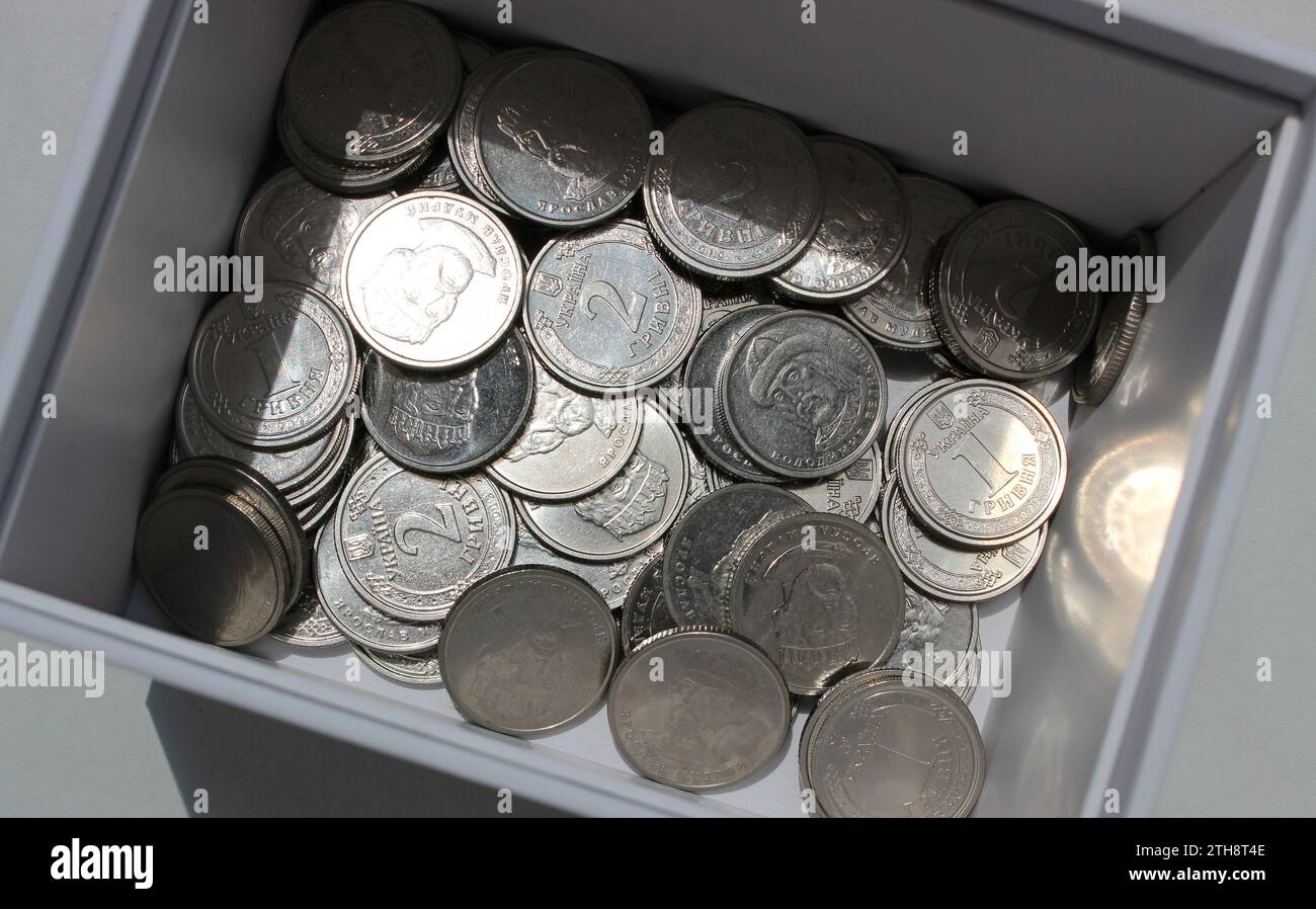 Haufen Ukrainischer Gelder In Münzen Am Unteren Rand Der White Box Nahaufnahme Stockfoto Anzeigen Stockfoto