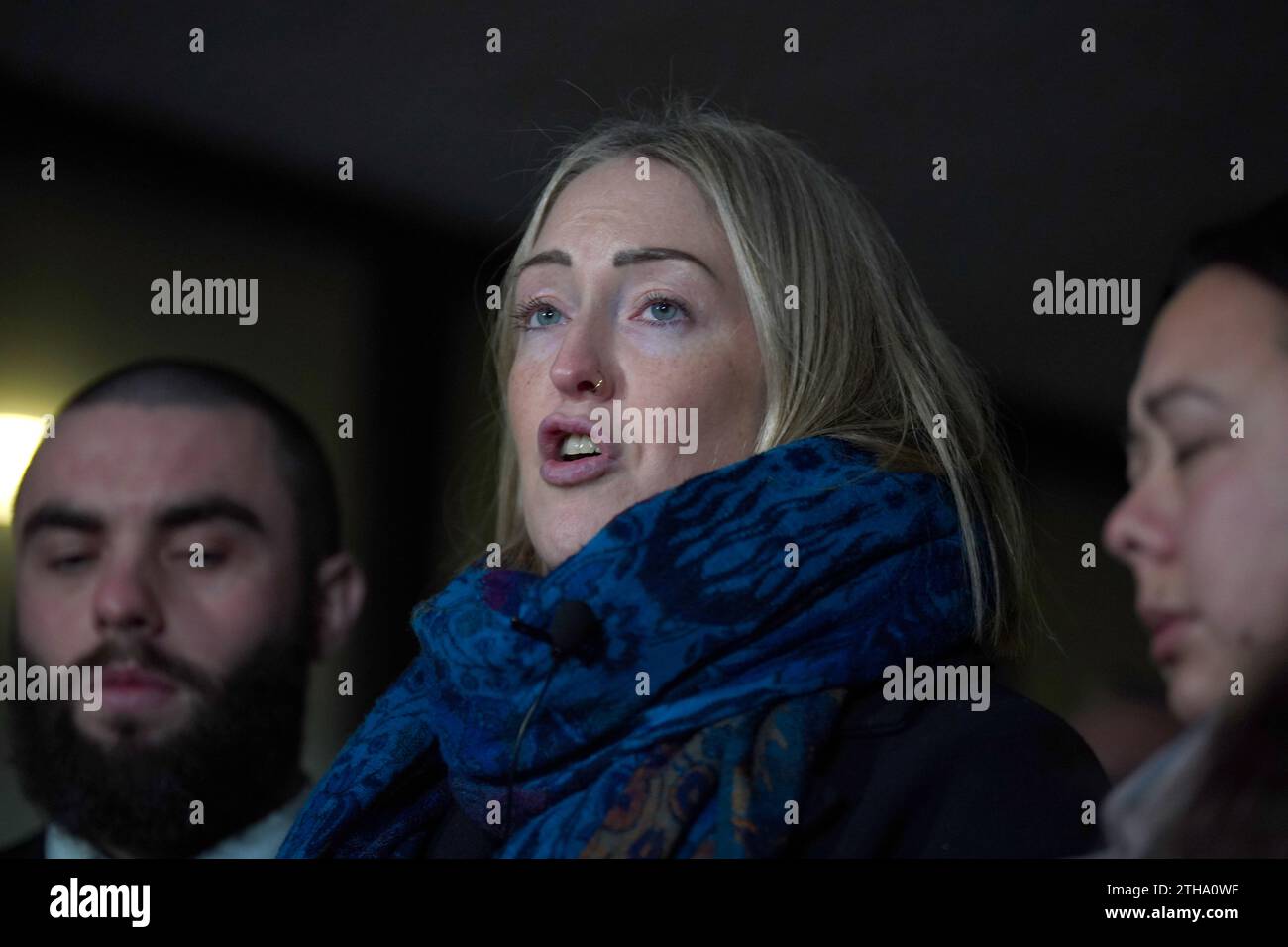 Brianna Gheys Mutter Esther Ghey machte eine Erklärung vor den wartenden Medien vor dem Manchester Crown Court, nachdem ein Junge und ein Mädchen, beide 16, für schuldig befunden wurden, den Mord an dem Teenager in einem Park in Culcheth in der Nähe von Warrington. Brianna, 16, wurde 28 Mal mit einem Jagdmesser in Kopf, Hals, Brust und Rücken erstochen, nachdem sie am Nachmittag des 11. Februar nach Linear Park gelockt worden war. Bilddatum: Mittwoch, 20. Dezember 2023. Stockfoto