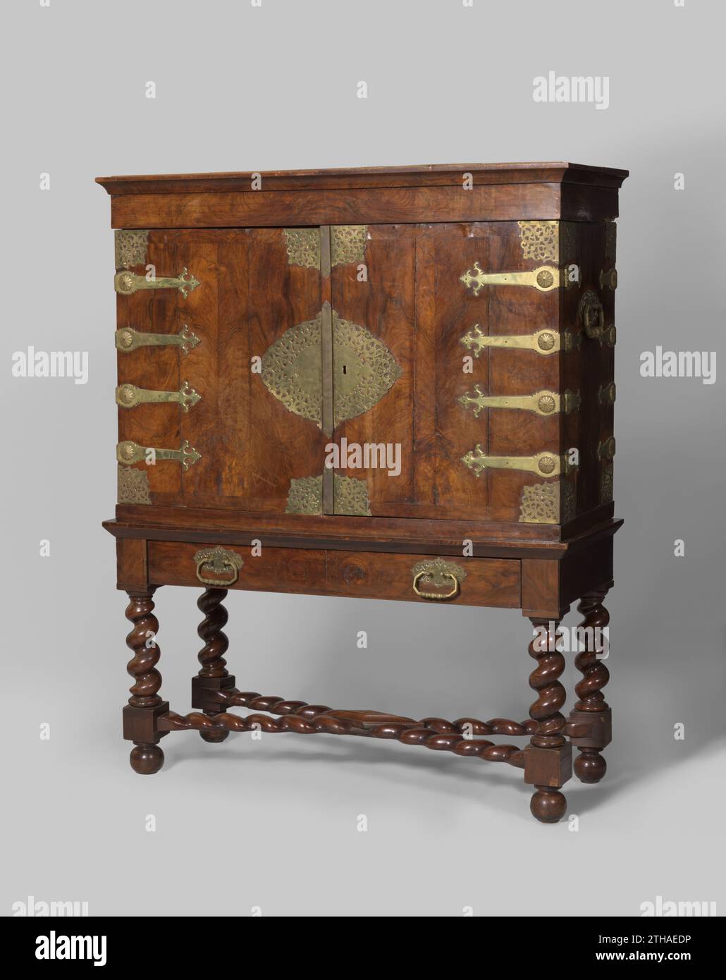 Möbel, Anonym, 1685 - 1700 Eichenschrank mit Wurzelmuttern verklebt, auf einem Chassis mit gesprenkelten Beinen, verbunden mit den Häusern durch ein X-förmiges Kreuz. Das Chassis enthält eine Schublade mit durchbrochenen Bronzeteigen mit Griffen, die ebenfalls an den Seiten vorkommen. Der Oberschrank zeigt an allen Ecken durchbrochene Beschläge; in der Mitte der beiden Türen bilden zwei Teigstücke ein Oval an der Schranke. Bronzefarbene Griffe mit Rosetten bilden die Verbindungen zwischen allen Seiten. Holz (Pflanzenmaterial) in den nördlichen Niederlanden. Eiche (Holz). Bronze (Metall). palisander (Holz) Eiche Schrank mit Wurzel verklebt Stockfoto