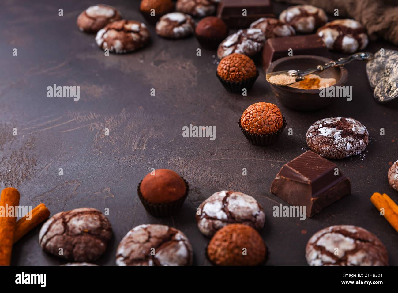 Hausgemachte Schokoladen-Crinkle-Cookies mit Schokolade und Zimt, Weihnachtskekse und Süßwaren Stockfoto