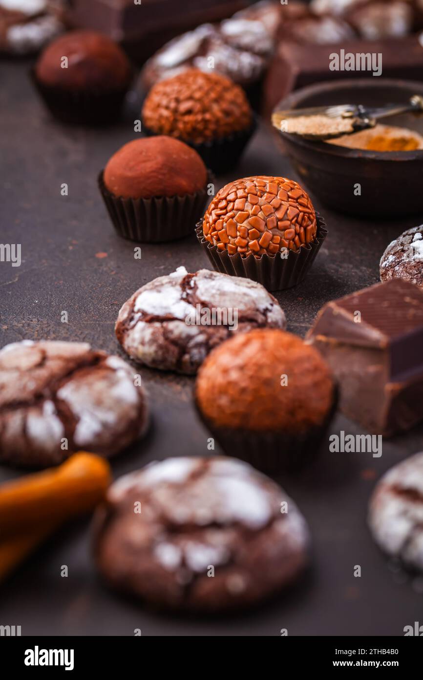 Hausgemachte Schokoladen-Crinkle-Cookies mit Schokolade und Zimt, Weihnachtskekse und Süßwaren Stockfoto