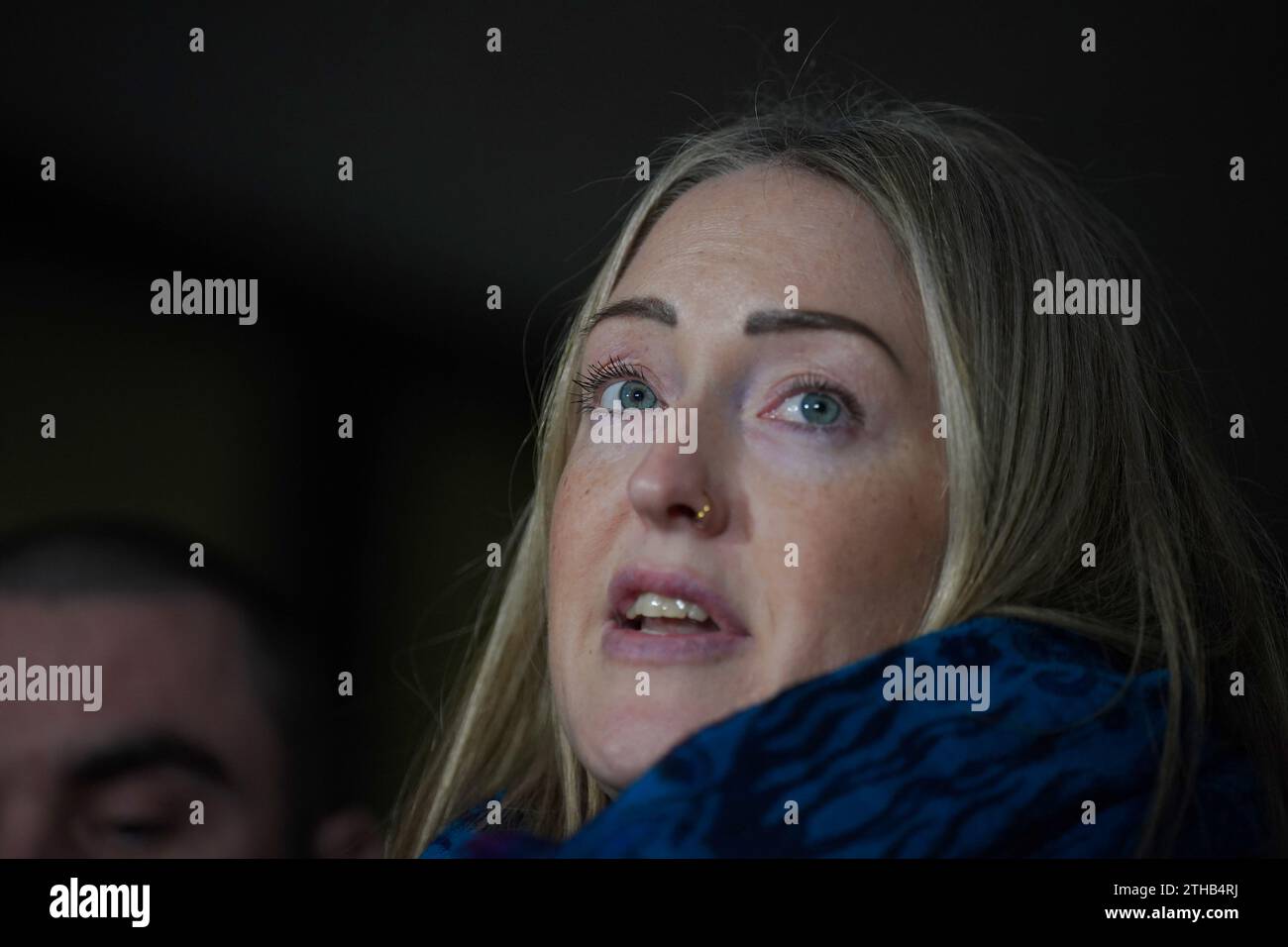 Brianna Gheys Mutter Esther Ghey machte eine Erklärung vor den wartenden Medien vor dem Manchester Crown Court, nachdem ein Junge und ein Mädchen, beide 16, für schuldig befunden wurden, den Mord an dem Teenager in einem Park in Culcheth in der Nähe von Warrington. Brianna, 16, wurde 28 Mal mit einem Jagdmesser in Kopf, Hals, Brust und Rücken erstochen, nachdem sie am Nachmittag des 11. Februar nach Linear Park gelockt worden war. Bilddatum: Mittwoch, 20. Dezember 2023. Stockfoto