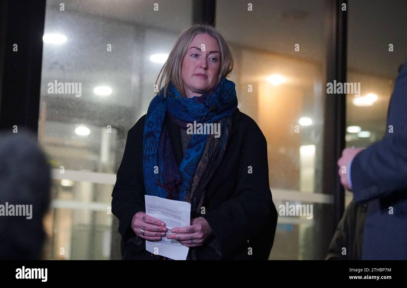 Brianna Gheys Mutter Esther Ghey kam, um vor dem Manchester Crown Court eine Erklärung vor den wartenden Medien abzugeben, nachdem ein Junge und ein Mädchen, beide 16, in einem Park in Culcheth in der Nähe von Warrington für schuldig befunden wurden. Brianna, 16, wurde 28 Mal mit einem Jagdmesser in Kopf, Hals, Brust und Rücken erstochen, nachdem sie am Nachmittag des 11. Februar nach Linear Park gelockt worden war. Bilddatum: Mittwoch, 20. Dezember 2023. Stockfoto