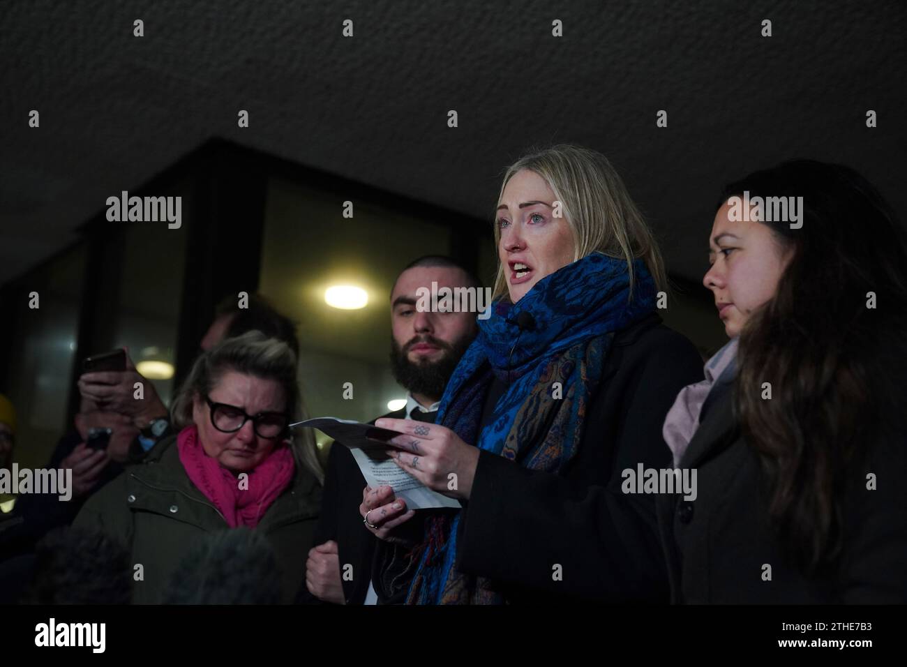 Brianna Gheys Mutter Esther Ghey machte eine Erklärung vor den wartenden Medien vor dem Manchester Crown Court, nachdem ein Junge und ein Mädchen, beide 16, für schuldig befunden wurden, den Mord an dem Teenager in einem Park in Culcheth in der Nähe von Warrington. Brianna, 16, wurde 28 Mal mit einem Jagdmesser in Kopf, Hals, Brust und Rücken erstochen, nachdem sie am Nachmittag des 11. Februar nach Linear Park gelockt worden war. Bilddatum: Mittwoch, 20. Dezember 2023. Stockfoto