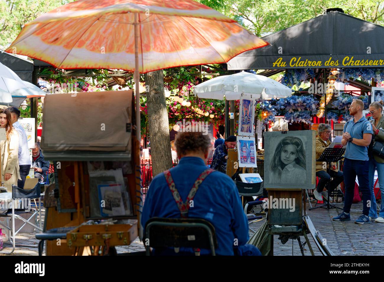 Paris, Frankreich: Place du Tertre: Ein Künstlerplatz im Herzen von Montmartre. Kunst- und Kulturstätten. Straßenkünstler und Street Art Fair. Stockfoto