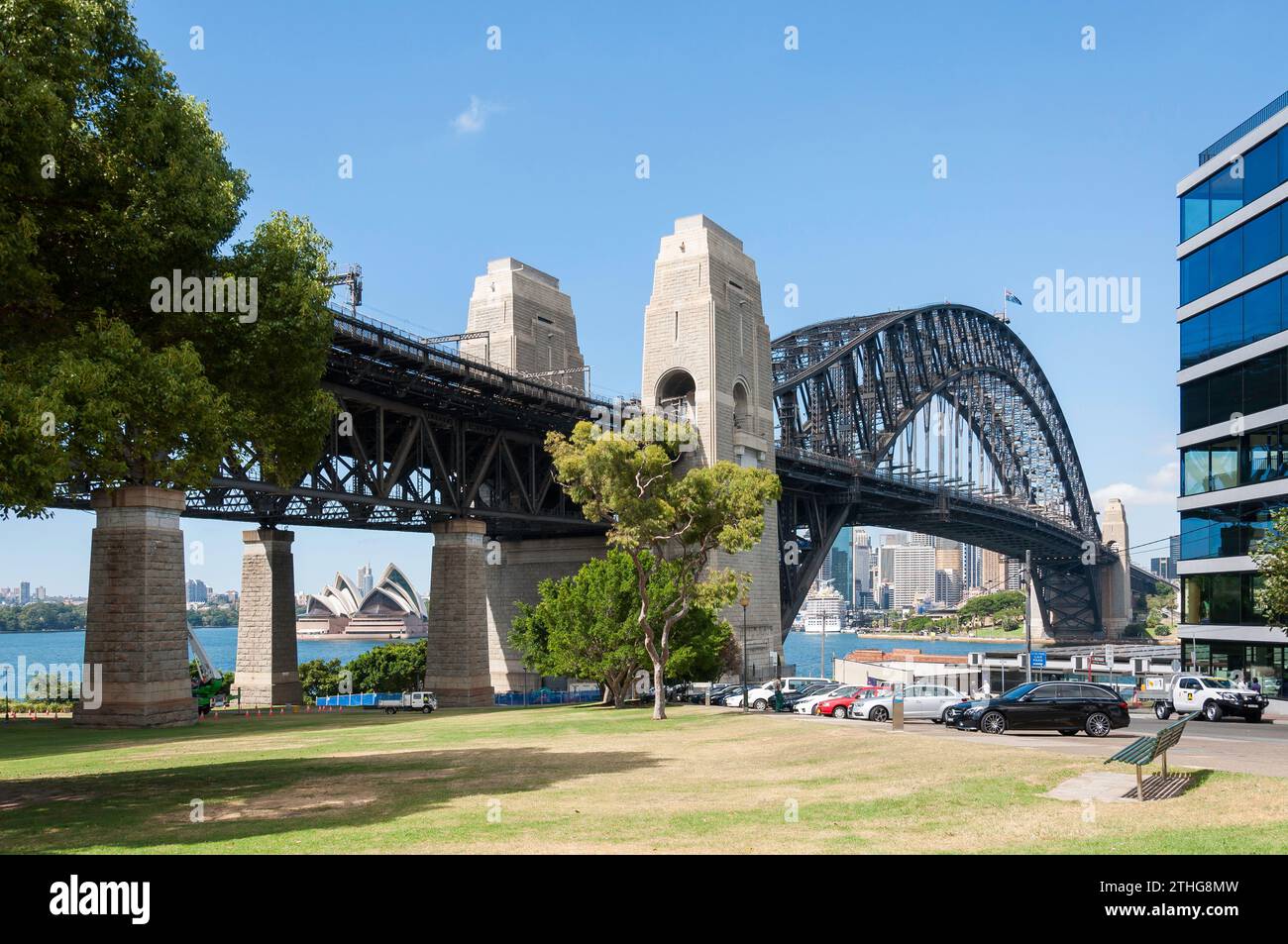 Blick auf Sydney Harbour Bridge und Opernhaus aus Bradfield Park, Milsons Point, Sydney, New South Wales, Australien Stockfoto