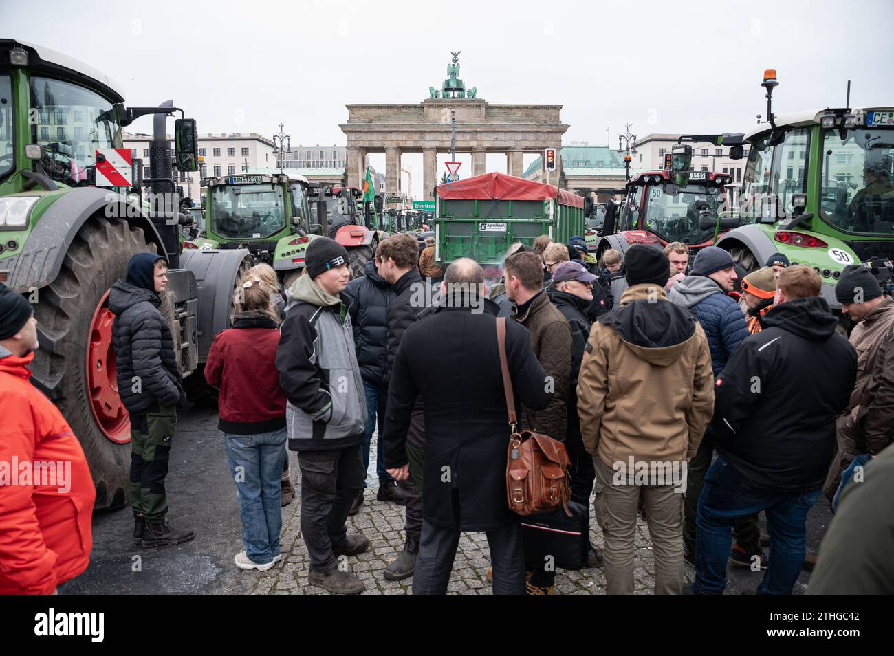 18.12.2023, Berlin, Deutschland, Europa - mehrere tausend Bauern demonstrieren mit ihren Traktoren vor dem Brandenburger Tor gegen Budgetkürzungen. Stockfoto