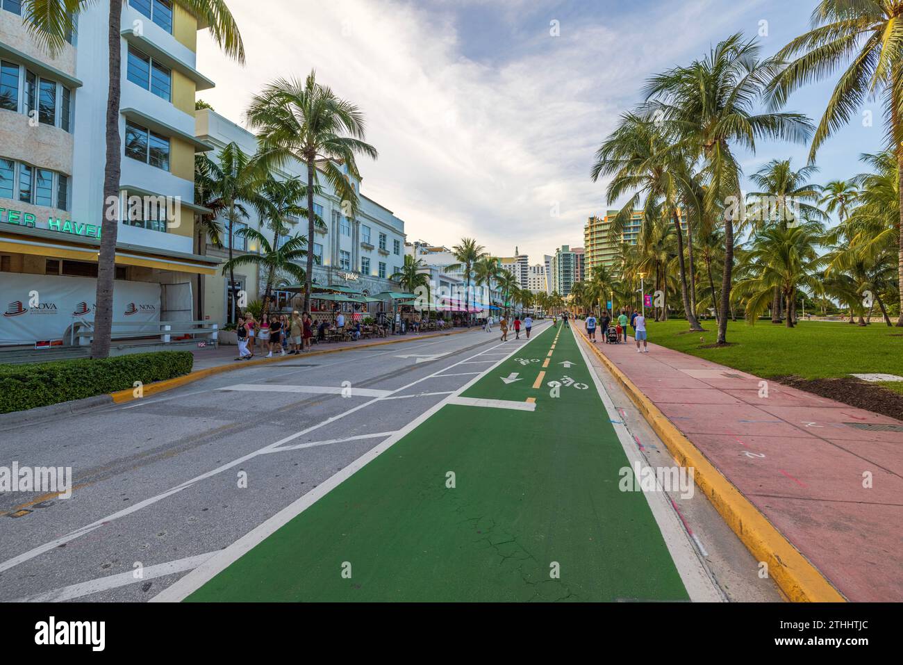 Wunderschöner Blick auf den Ocean Drive, mit Restaurants und Park. Miami Beach. USA. Stockfoto