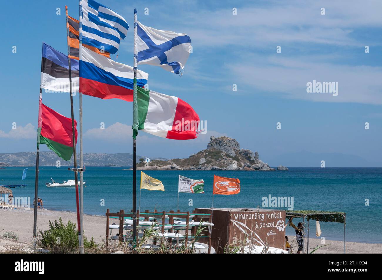 Windsurfen, Verleih und Schule zeigt Insel Kastri, Kamari Bucht Kefalos, Kos (Cos), die Dodekanes, Süd Ägäis, Griechenland Stockfoto