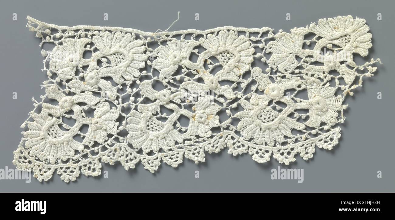 Streifen häkelte Seite mit fächerförmigen Blüten, anonym, ca. 1890 - ca. 1909 Streifen naturfarbene irische Häkelseite. Muster mit fächerförmigen Blüten mit Stielen und gehäkeltem unregelmäßigem Netzboden mit Pikots. Die Oberseite ist mit einem Lineal versehen. Die halbkreisförmigen Skulpturen am unteren Rand sind mit pikotierten Bögen versehen. Irische Baumwolle (Textil) Streifen mit naturfarbener irischer Häkelseite. Muster mit fächerförmigen Blüten mit Stielen und gehäkeltem unregelmäßigem Netzboden mit Pikots. Die Oberseite ist mit einem Lineal versehen. Die halbkreisförmigen Skulpturen an der unteren Kante sind trimmt Stockfoto