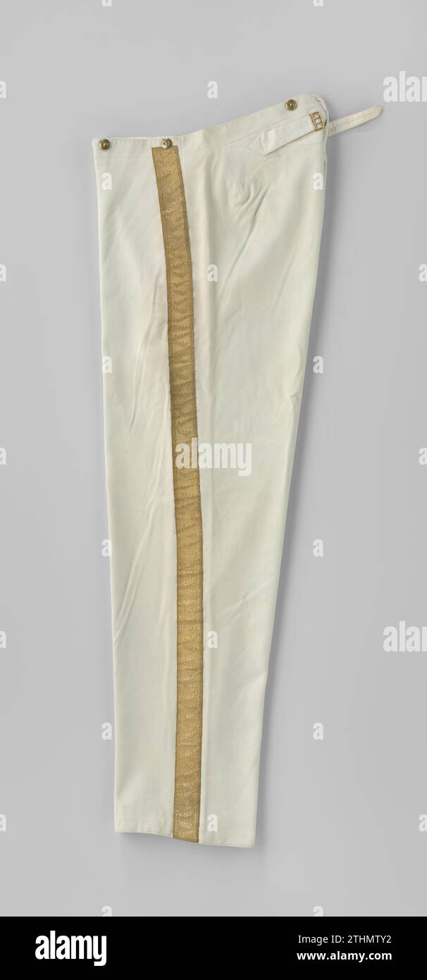 Lange Hose aus weißem Blatt mit Kupferknoten, Taille mit V-förmigem Spalt und Riemen mit goldener Schnalle; entlang der Rohre mit goldenem Galon mit Blattgirlande beschnitten., Anonym, 1800 - 1900 lange Hose aus weißem Blatt. Auf beiden Seiten entlang der Rohre mit Goldgalon getrimmt. Kupferknoten. Tuch. Lange Hose aus Kupfer (Metall) aus weißem Blech. Auf beiden Seiten entlang der Rohre mit Goldgalon getrimmt. Kupferknoten. Tuch. Kupfer (Metall) Stockfoto