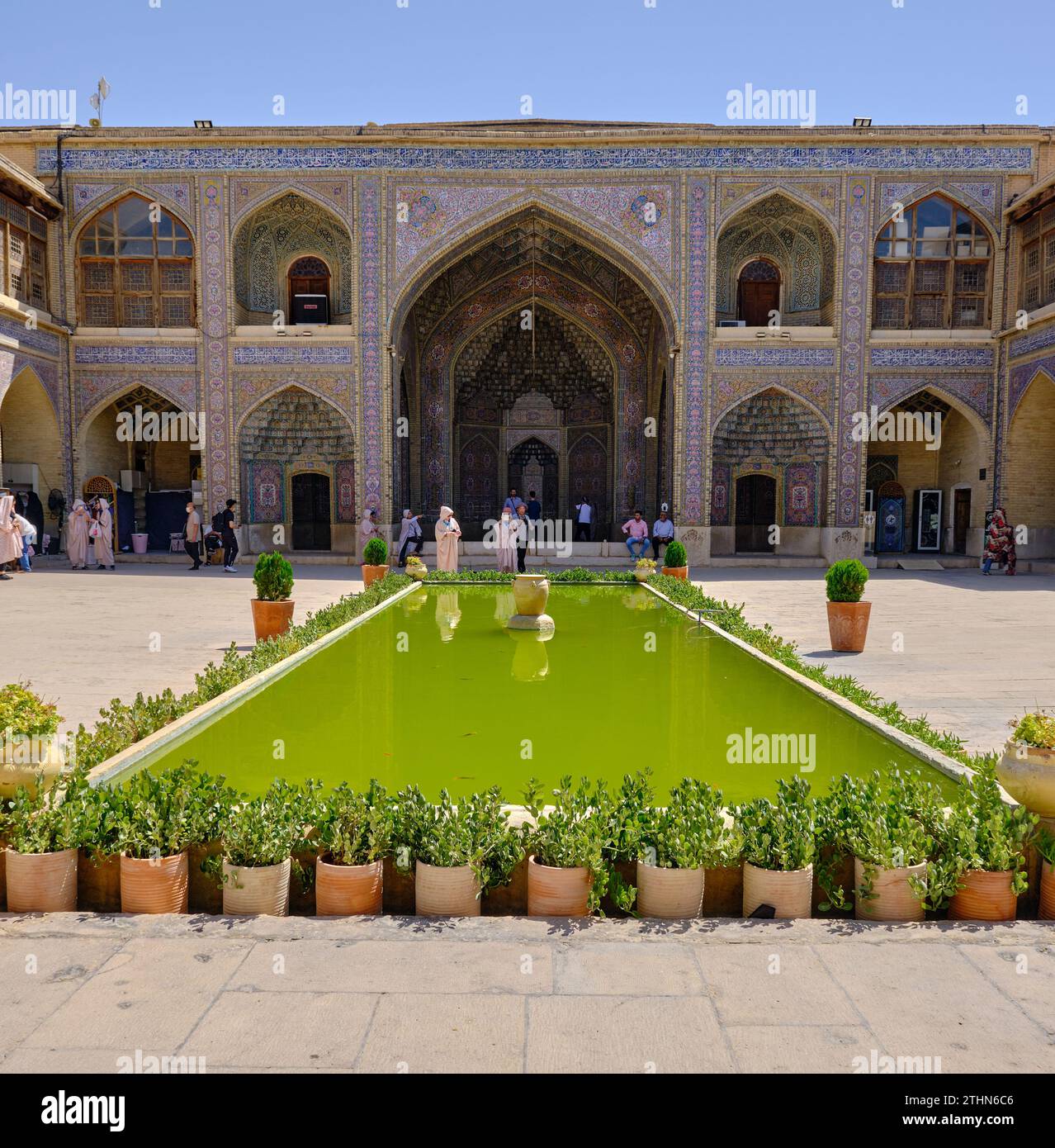 Shiraz, Iran, 06.27.2023.Nasir ol Molk Mosque, Moschee in Shiraz. Details und Leute in Nasir Ol Molk Moschee, Moschee. Symbol des Iran. Stockfoto