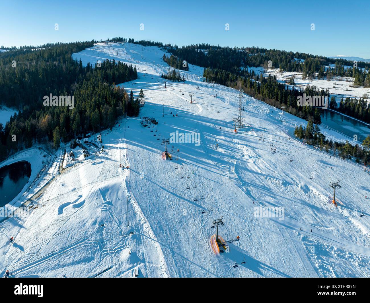 Skipiste, Sessellifte, Skifahrer und Snowboarder im Winter im Skigebiet Bialka Tatrzanska in Polen auf dem Berg Kotelnica. Luftaufnahme im Dezember Stockfoto