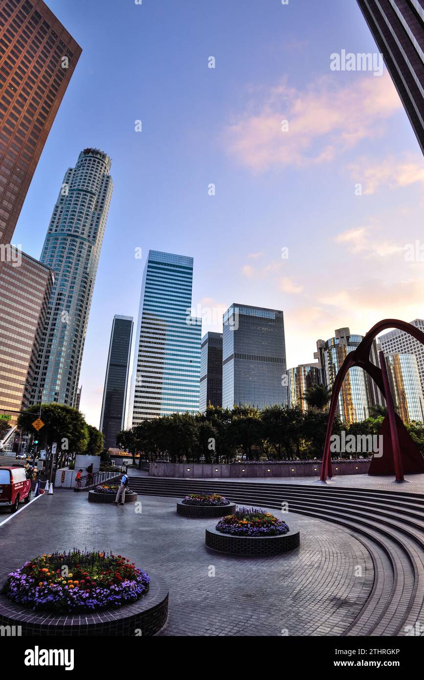 Wolkenkratzer und Urban Art im Bank of America Plaza, in der Hope Street - Downtown Los Angeles, Kalifornien Stockfoto