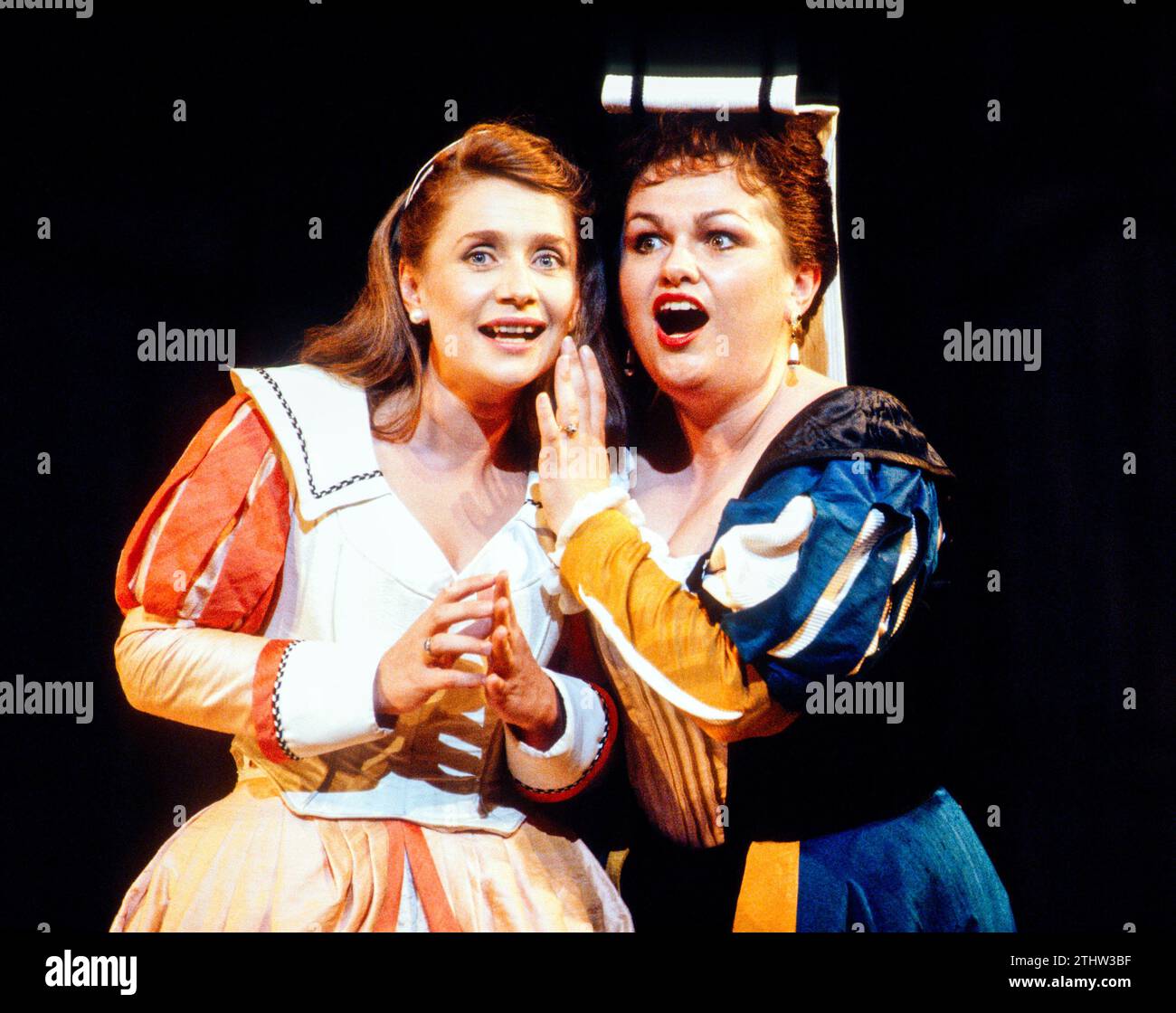 l-r: Alison Hagley (Nanetta), Susan Bullock (Alice Ford) in FALSTAFF an der English National Opera (ENO), London Coliseum, London WC2 03/06/1992 Musik: Giuseppe Verdi Libretto: Arrigo Boito Englische Übersetzung: Amanda Holden Dirigent: Mark Elder Design: Marie-Jeanne Lecca Beleuchtung: Paul Pyant Regisseur: David Pountney Stockfoto