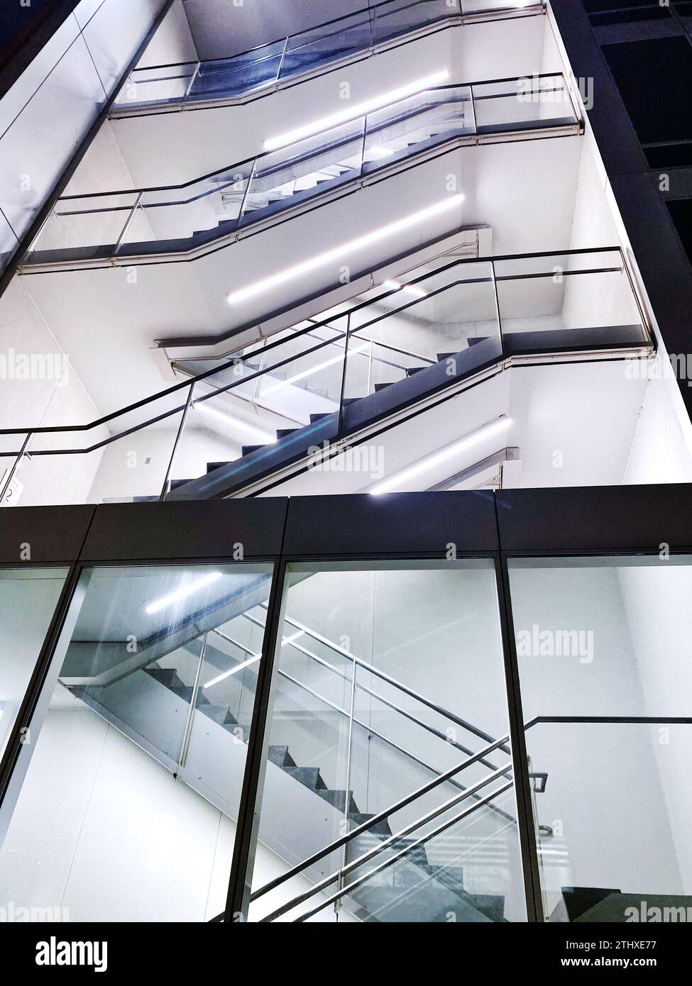 Weiße Treppe in einem modernen Bürogebäude oder Krankenhaus Stockfoto