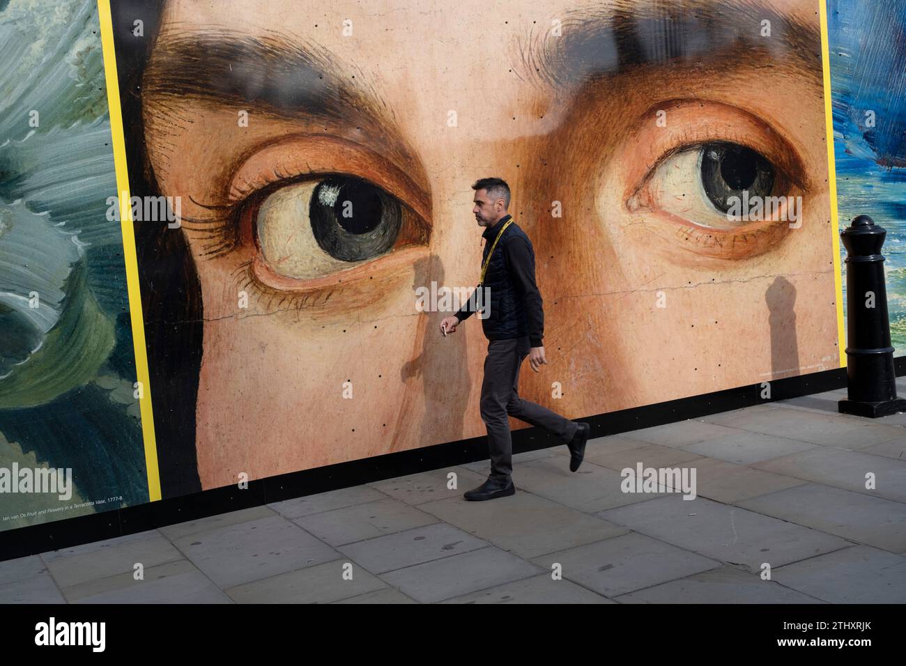 Während die National Gallery ihr 200. Jahr feiert, interagieren Sie am 16. Oktober 2023 in London, Großbritannien, mit Passanten, die Details aus vielen bekannten Gemälden berühmter Künstler zeigen, darunter Portrait of a man von Antonello da Messina. Stockfoto