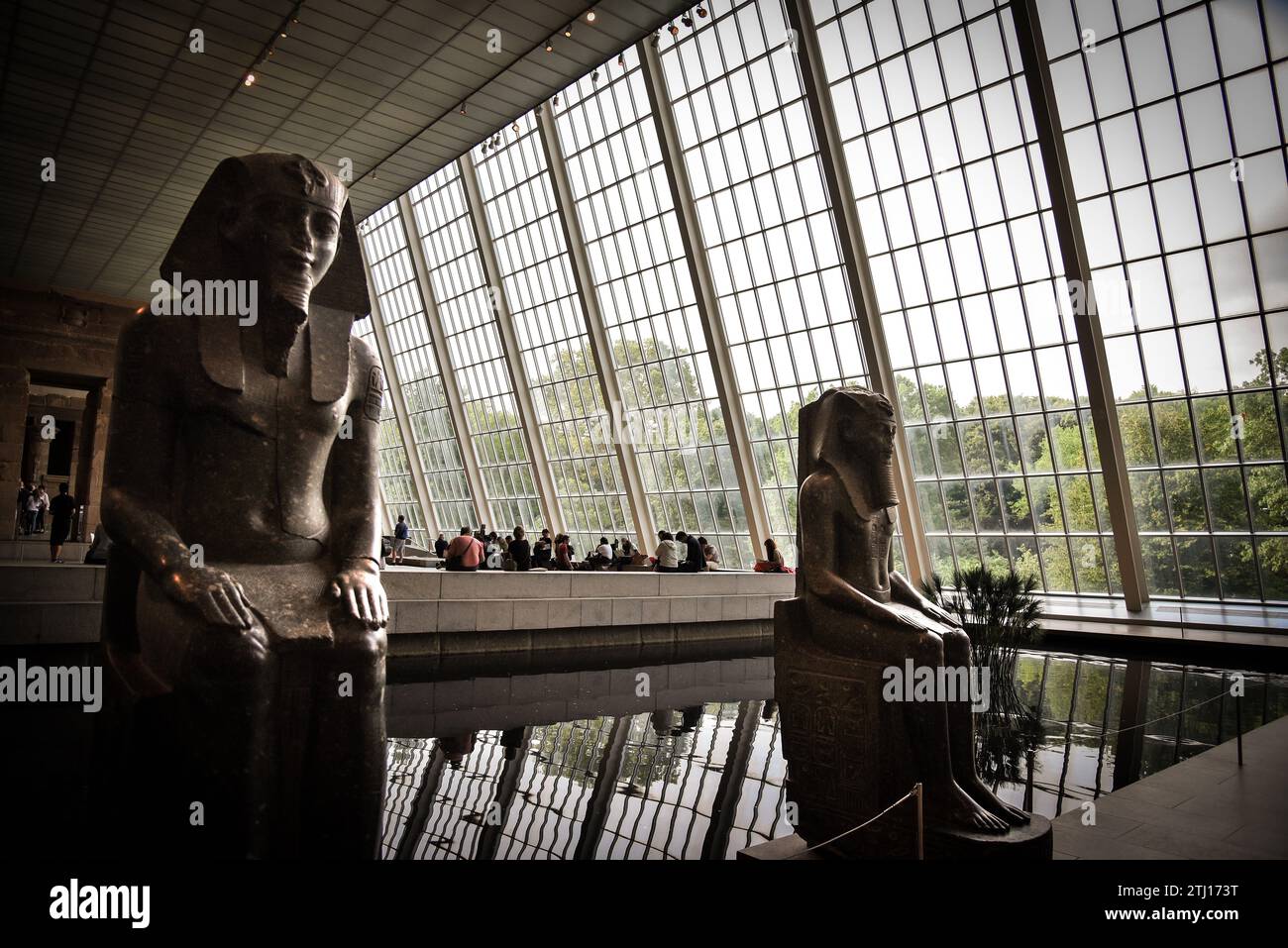Ägyptische Statuen am reflektierenden Pool am Tempel von Dendur, im Sackler Wing des Metropolitan Museum of Art (Met) - Manhattan, New York CIT Stockfoto
