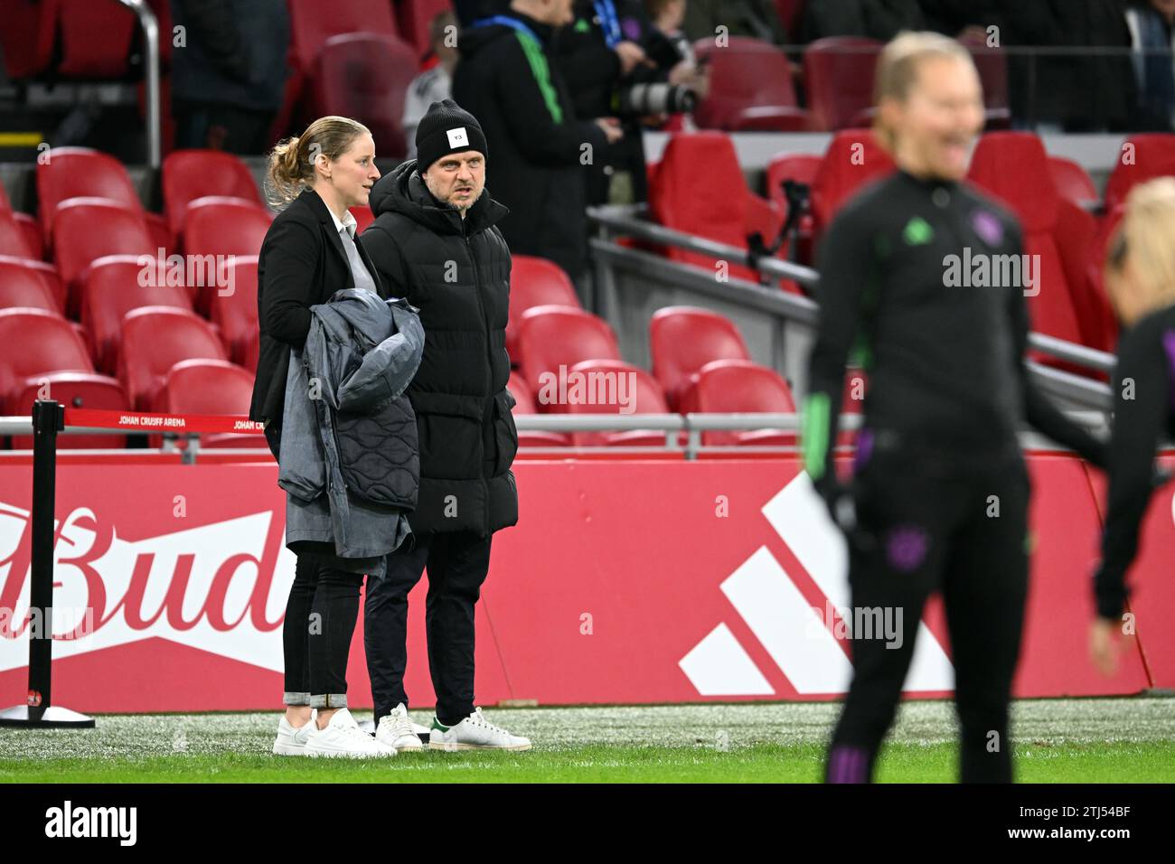 AMSTERDAM - (l-r) Ajax-Trainer Suzanne Bakker, FC Bayern München Trainer Alexander Straus während des UEFA Women's Champions League Spiels in Gruppe C zwischen Ajax Amsterdam und FC Bayern München in der Johan Cruijff Arena am 20. Dezember 2023 in Amsterdam, Niederlande. ANP GERRIT VAN KÖLN Stockfoto