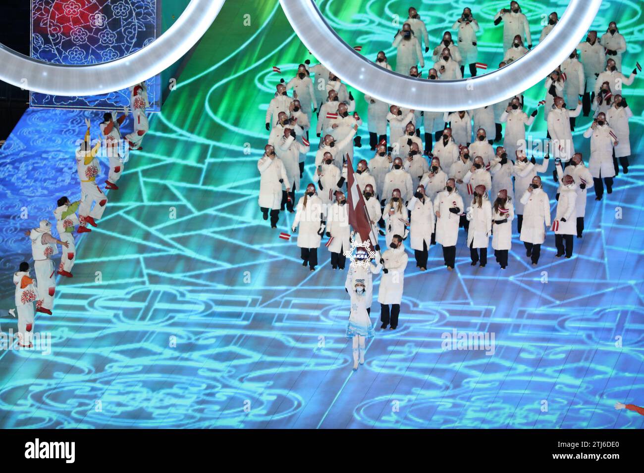 4. FEBRUAR 2022: Peking, China: Elīza Tīruma und Lauris Dārziņš sind die Fahnenträger der Mannschaft Lettland während der Parade der Nationen in der Eröffnungszeremonie Stockfoto