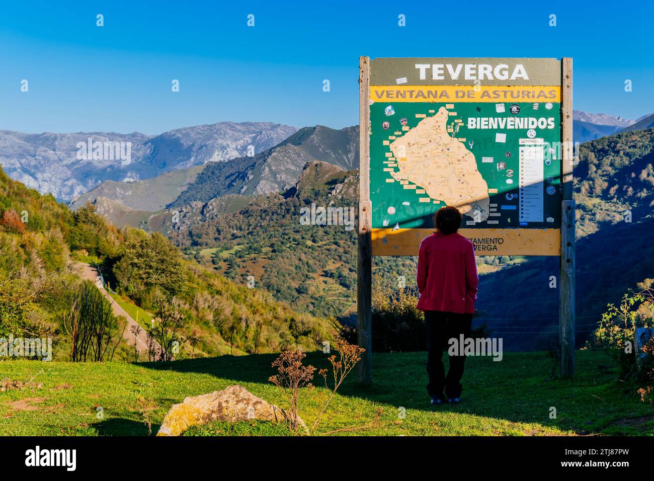 Frau, die sich ein informatives Poster anschaut. San Lorenzo Bergpass. Teverga, Fürstentum Asturien, Spanien, Europa Stockfoto