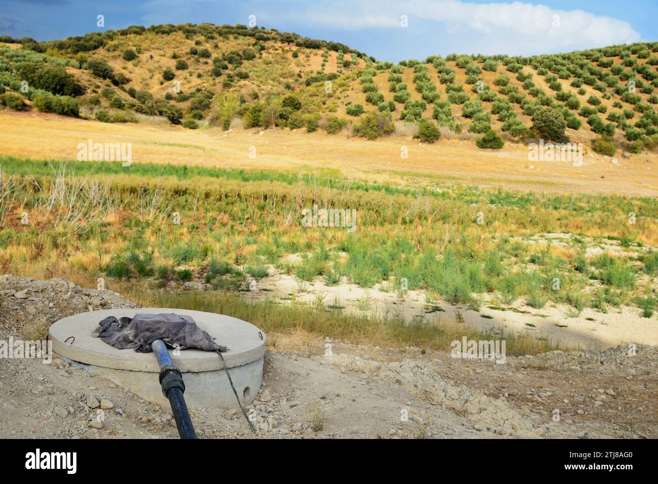 Gut für landwirtschaftliche Bewässerung neben dem Trockenbett des Colomera Reservoir. Benalúa de las Villas, Granada, Andalucía, Spanien, Europa Stockfoto