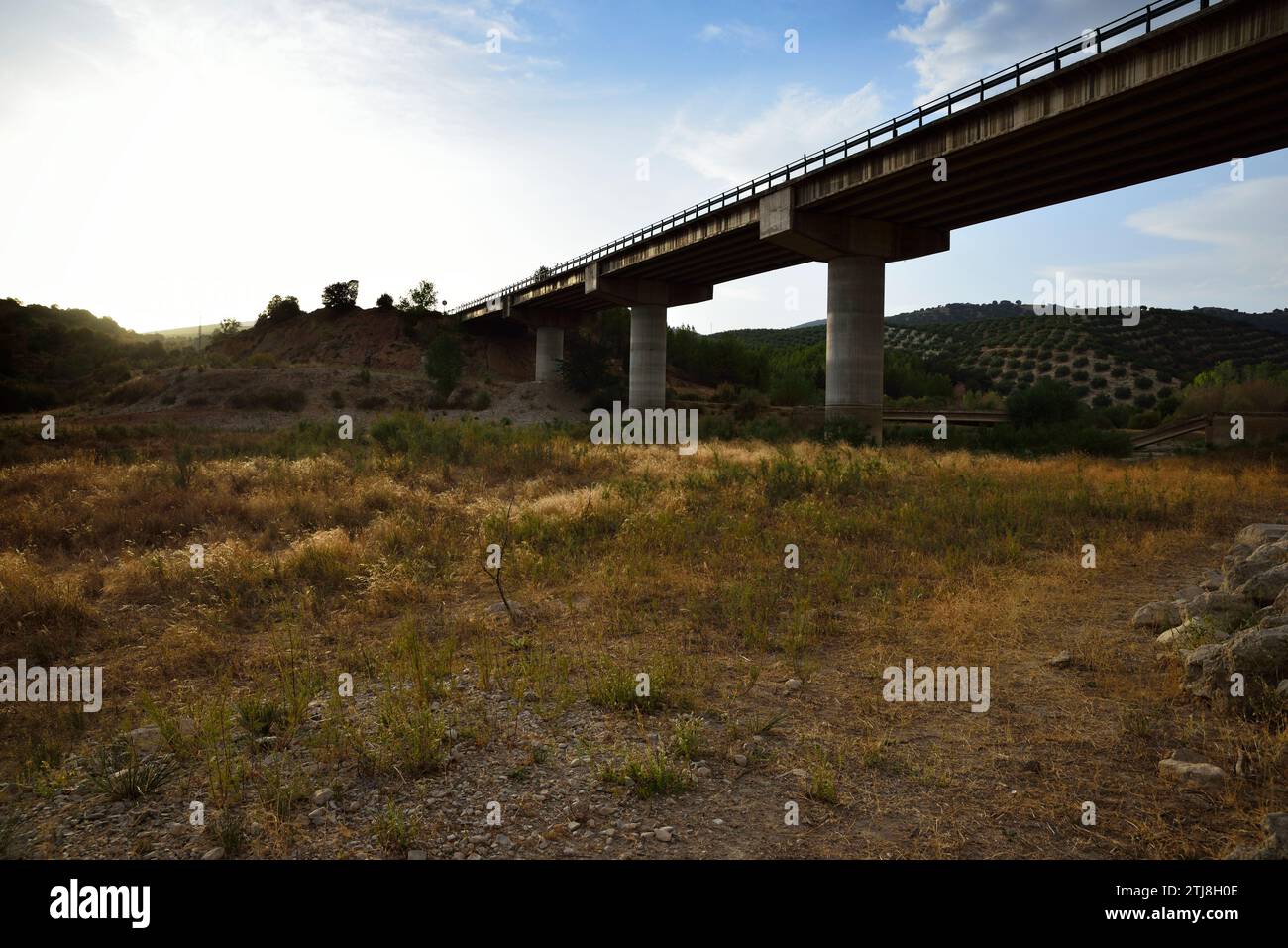 Brücke, die das Trockenbett des Colomera Reservoir überquert. Benalúa de las Villas, Granada, Andalucía, Spanien, Europa Stockfoto