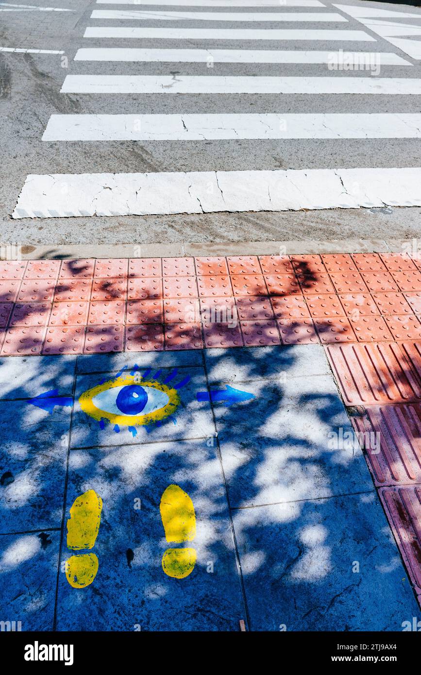 Halten Sie an und schauen Sie nach. Malerei neben einer Zebraüberquerung. Orduña, Vizcaya, País Vasco, Spanien, Europa Stockfoto