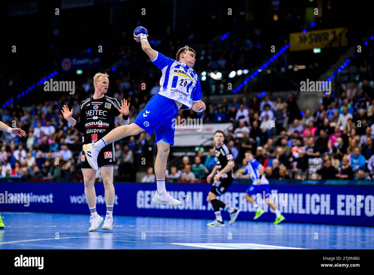 Stuttgart, Deutschland. Dezember 2023. Handball: 1. Bundesliga, Männer, Saison 2023/2024, TVB Stuttgart - HC Erlangen, Porsche Arena. Stuttgarter Lukas Laube (r) im Kampf gegen Erlangen Sebastian Firnhaber (l). Quelle: Tom Weller/dpa/Alamy Live News Stockfoto