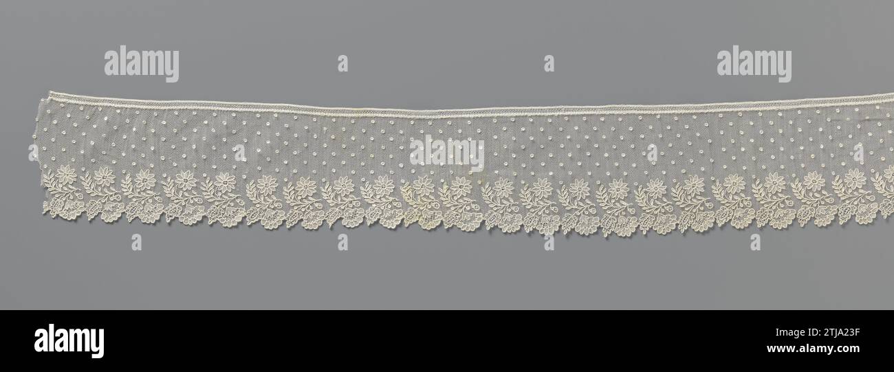 Streifen der Nadelseite mit Pilzreihen und Blumenzweig mit drei Blüten, anonym, ca. 1830 - ca. 1840 Streifen der naturfarbenen Nadelseite: Alencon-Seite. Muster mit sieben Reihen von Pilzen auf einem feinen sechseckigen Maschenboden. Unten ein sich wiederholendes Motiv eines liegenden Blumenzweigs mit drei Blüten. Ein rosettenförmiges Mehl wird nach oben gerichtet, ein Flattermehl nach unten. Die Blumen sind mit verschiedenen dekorativen Landstrichen gefüllt. Die Unterseite ist mit einem gegossenen Rand von Schuppen versehen, die die zwei orientierten Blumen entstehen. Die Oberseite wird mit einer Bohrung getrimmt Stockfoto