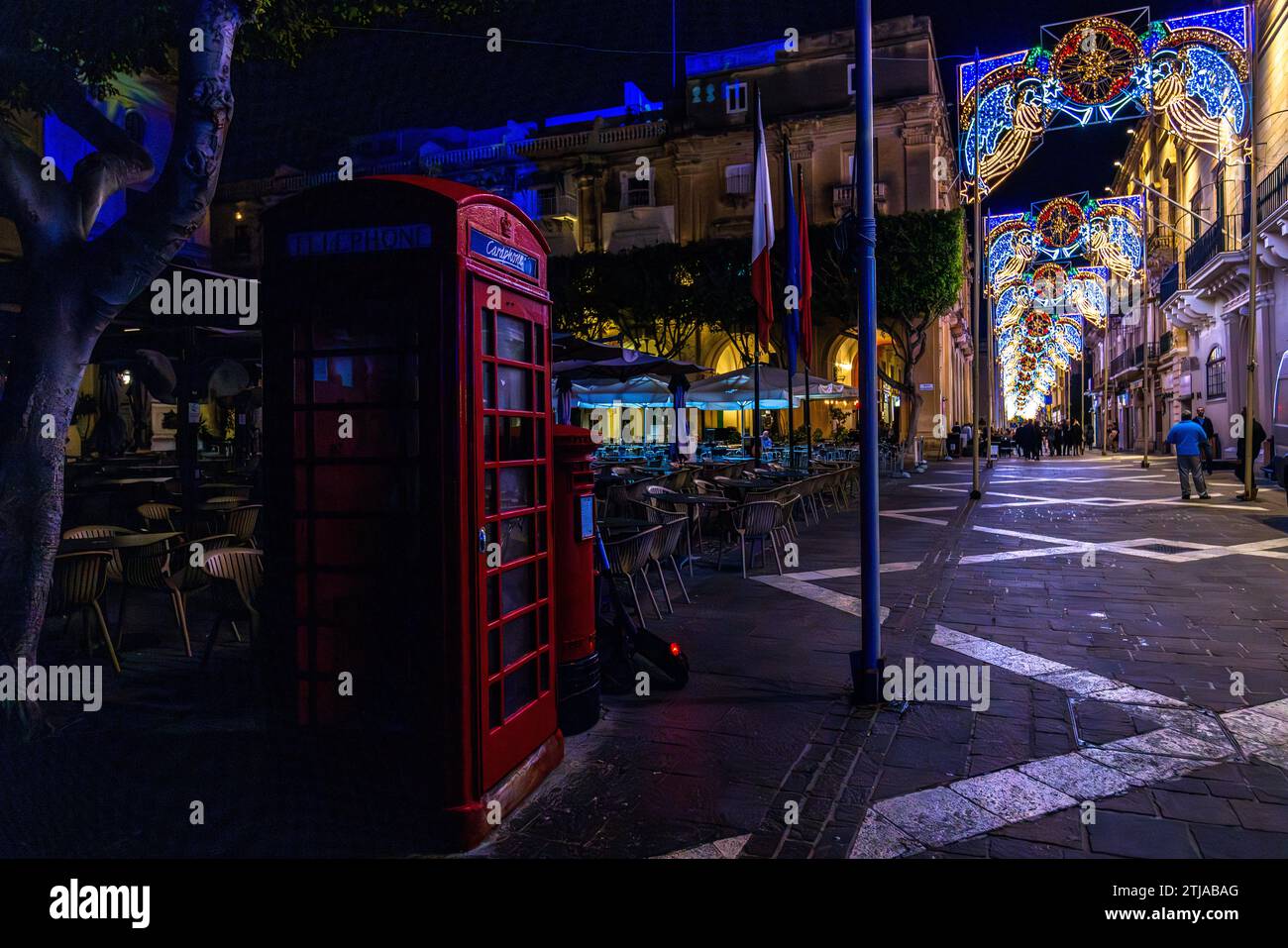 Vallettas Altstadt mit opulenten Weihnachtslichtern in den Straßen und Relikten wie einer britischen Telefonbox. Valletta, Malta Stockfoto